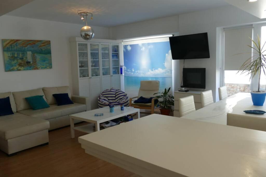 Piso En Santa Cristina, A 150 M De La Playa Apartamento Oleiros Exterior foto